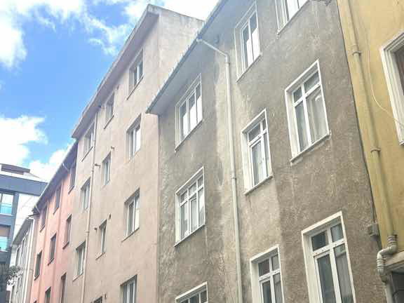 ÜSKÜDAR MURAT REİS MAHALLESİ DEPO KULLANIMLI SATILIK 2 +1 DAİRE