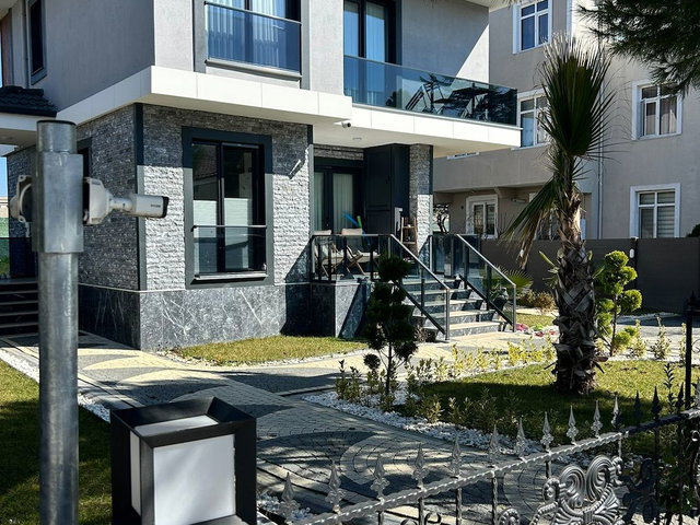 REMAX KIYI'DAN EVREN TATİL SİTESİNDE TAM MÜSTAKİL VİLLA