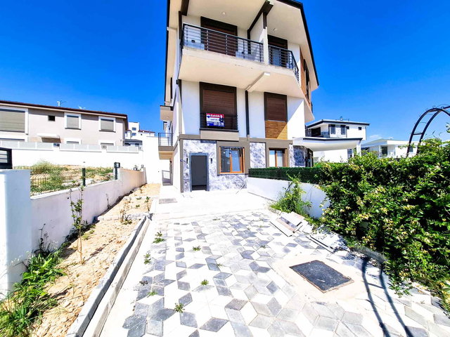 HİSAR MAHALLESİNDE ÖNÜ AÇIK MUSTAKİL BAHÇELİ 4+1 GENİŞ TRİPLEKS