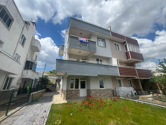 RE/MAX İNCİ'DEN KUVA-İ MİLLİYE MAH. DOSTEL SİTESİNDE SATILIK 4+2 BAHÇELİ MÜSTAKİL EV