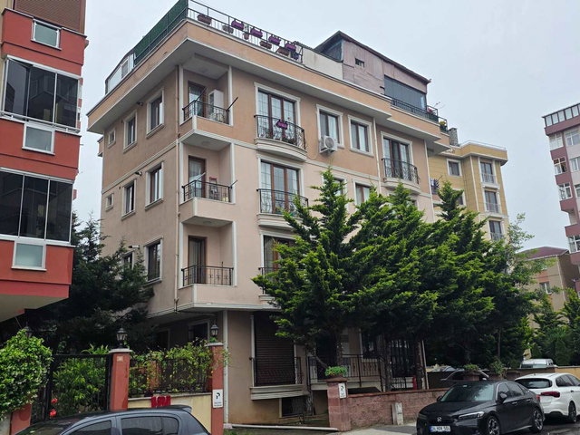 ALTAYÇEŞME BEGONYA SOKAK’TA 12 YAŞINDA BALKONLU 2+1 SATILIK DAIRE
