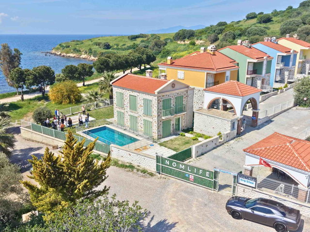 YENİ FOÇA PORT SİTESİ’NDE DENİZE SIFIR, BAHÇELİ 3+1 DUBLEKS VILLA