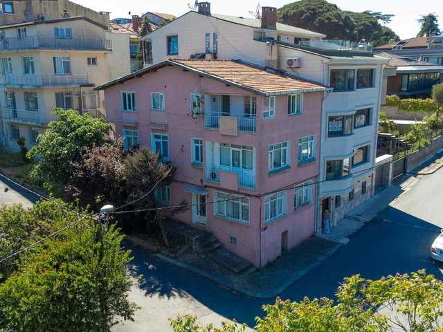 EMIRGAN’DA KÖŞE KONUMLU, BOĞAZ MANZARALI, 3 KATLI BAHÇELI MÜSTAKIL MÜLK