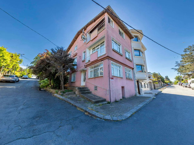 EMIRGAN’DA KÖŞE KONUMLU, BOĞAZ MANZARALI, 3 KATLI BAHÇELI MÜSTAKIL MÜLK