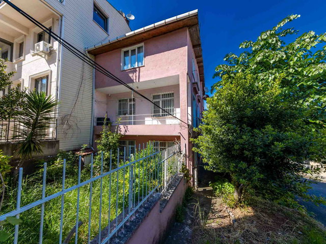EMIRGAN’DA KÖŞE KONUMLU, BOĞAZ MANZARALI, 3 KATLI BAHÇELI MÜSTAKIL MÜLK
