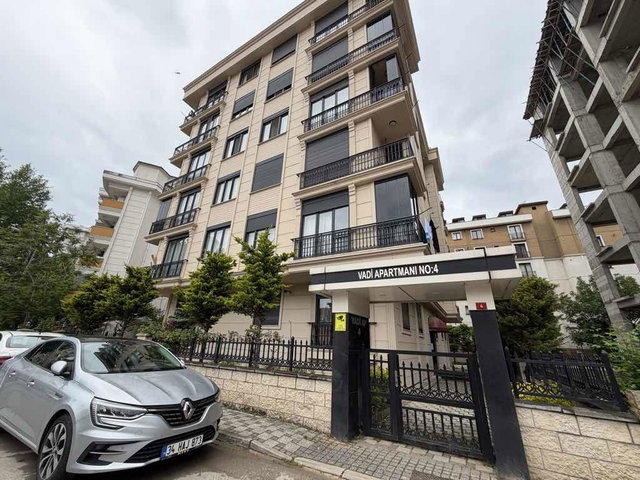 KARTAL SAHİLE YAKIN BALKONLU GENİŞ 2+1 A.OTOPARK