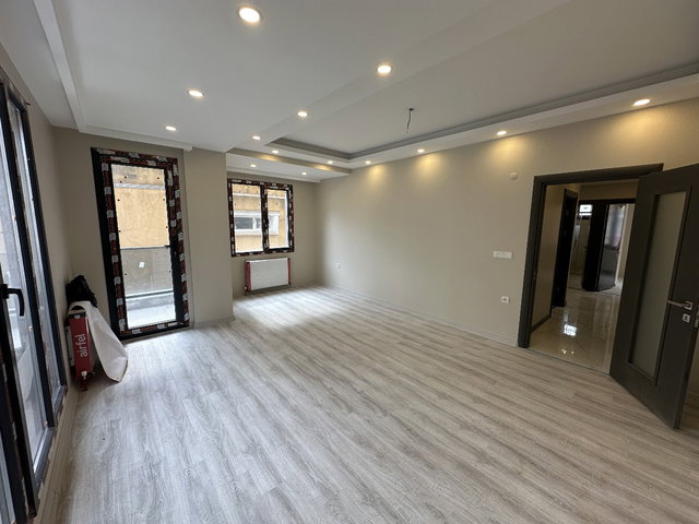 CENNET MAHALLESINDE YENI BINA FERHA 3+1METROBÜSE 3 DAKIKA