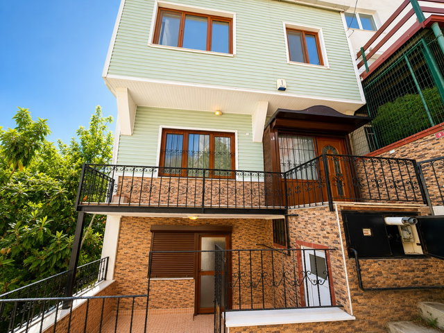 ARNAVUTKÖY’DE AYAZMA PARKI KARŞISI BOĞAZ MANZARALI 3 KATLI MÜSTAKİL