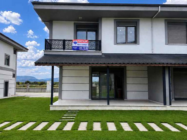 AYVALIK ALTINOVA’DA HAVUZLU SİTEDE 3+1 GENİŞ BAHÇELİ LÜKS VİLLA