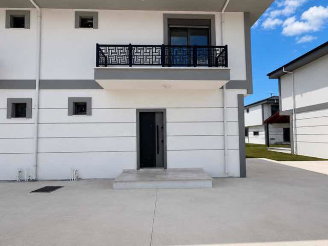 AYVALIK ALTINOVA’DA HAVUZLU SİTEDE 3+1 GENİŞ BAHÇELİ LÜKS VİLLA