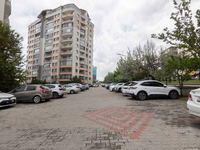 BAĞLICA' NIN MERKEZ NOKTASINDA ARA KAT SATILIK 4+1 DAIRE