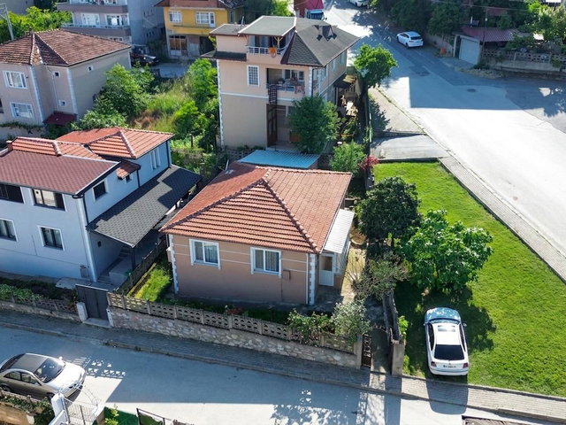 REMAX MAVI RIDVAN GEDİKTEN  SERDİVAN TEKEL EVLERİNDE BAHÇELİ 2+1 SATILIK MÜSTAKİL EV