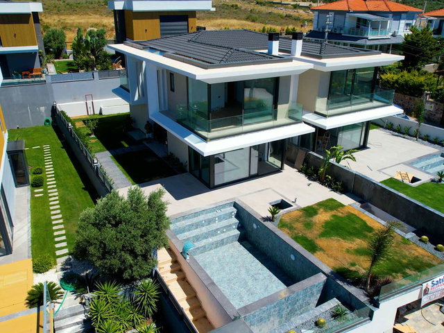 REMAX KUVARS ÇEŞME REİSDERE KESİNTİSİZ DENİZ MANZARALI 5+1 VİLLA