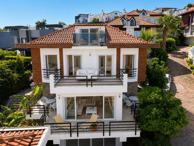 KUSADASİ’NDA DENİZ MANZARALİ MÜSTAKİL VİLLA