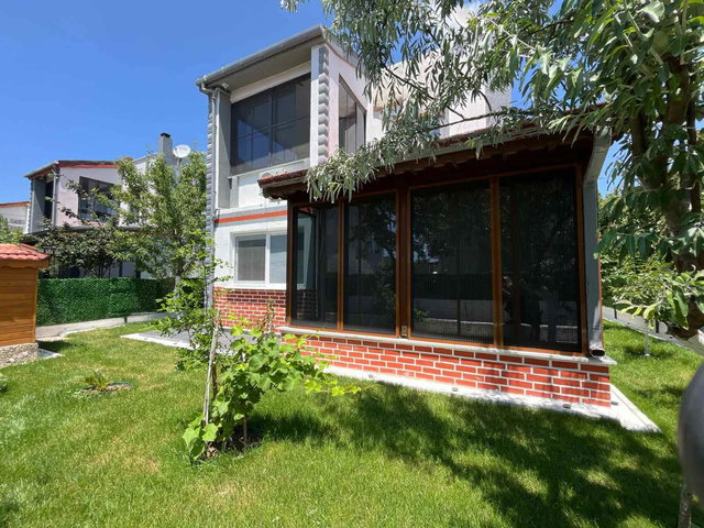 ENEZ SULTANİÇEDE 240 M2 ARSA İÇİNDE SATILIK EŞYALI 5+1 TRİPLEX