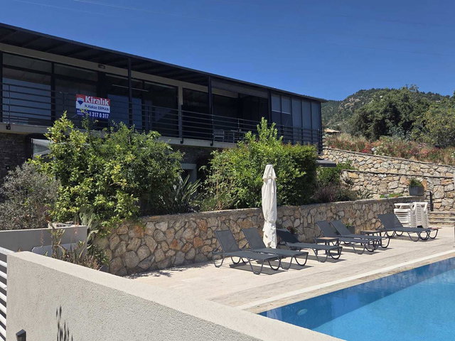 BODRUM KONACIK'TA HAVUZLU PRESTİJLİ SİTEDE DENİZ MANZARALI KİRALIK 2+1 DAİRE