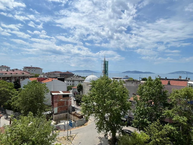MALTEPE YALI MAHALLESİ'NDE KATTA TEK, EŞSİZ ADALAR VE DENİZ MANZARALI 3+1 SATILIK DAİRE