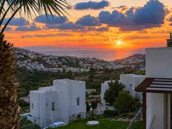 YALIKAVAK HOLIDAY GARDENS'DA EŞYALI, MANZARALI 2+1 DAİRE