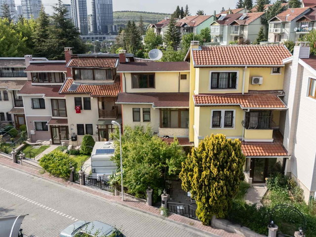 KONUTKENT ÇAMKORU 88 SİTESİ’NDE MÜSTAKİL CADDE GİRİŞLİ 4+1 TRİPLEKS VİLLA