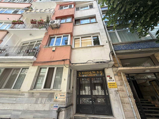 HANIMEFENDİ SOKAK'TA METRO VE METROBÜSE YAKIN KOMPLE YENİLENMİŞ