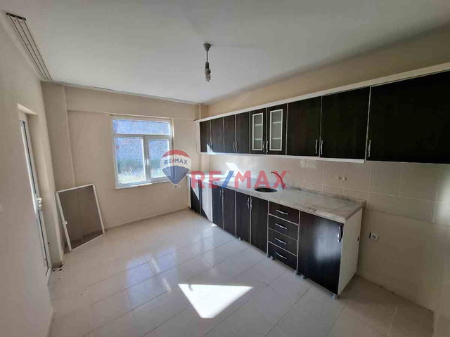REMAX DEĞİŞİMDEN GEZİNDE SATILIK BAHÇELİ DEPOLU 3+1 TOKİ EV
