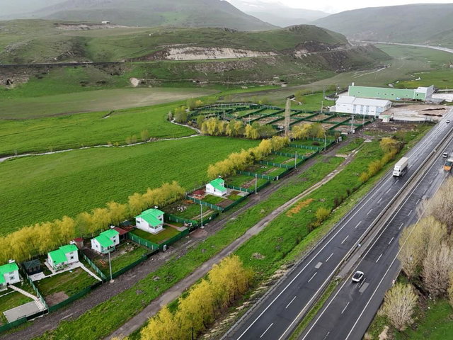 REMAX ARTIS'DEN PASINLER YOLU ÜZERINDE SATILIK BUNGALOV