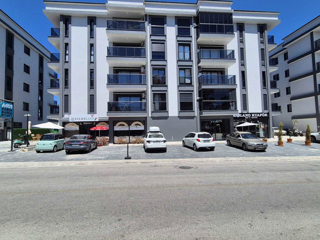 KUŞADASI'NDA HAVUZLU SİTEDE, ÇİFT BALKONLU KİRALIK 2+1 DAİRE
