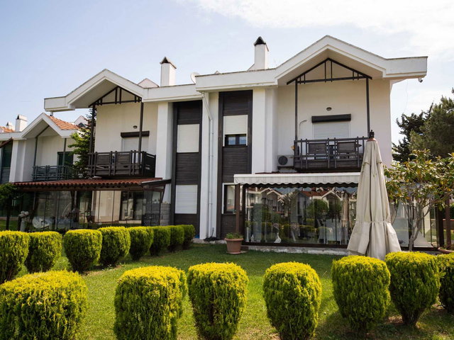 SİLİVRİ GARDENYA VİLLALARI'NDA GENİŞ BAHÇELİ TRİPLEKS VİLLA