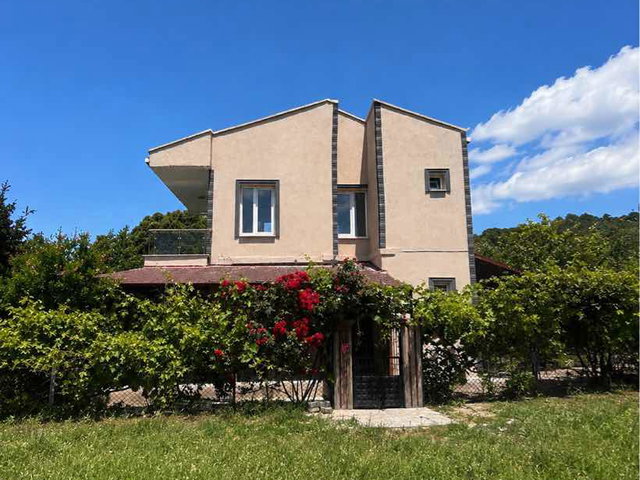 AYVALIK ALTINOVA KAZAN’DA DENİZE YAKIN, GENİŞ BAHÇELİ KÖŞE 2+1 VİLLA