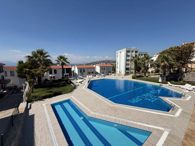 KUŞADASI EFE KONAKLARI SITESI’NDE DENIZ MANZARALI 4+1 TRIPLEKS VILLA