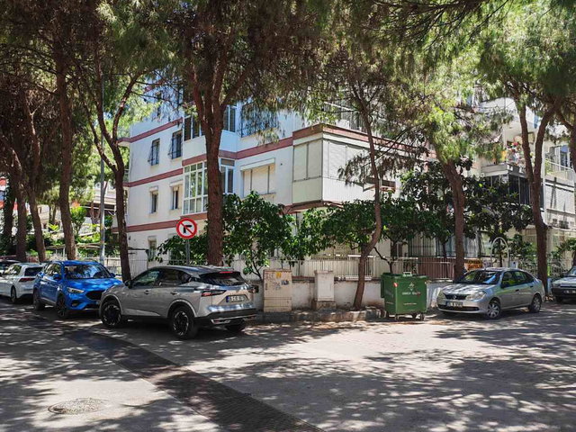 REMAX JET - ESENYALI'DA AMERİKAN KOLEJİNE 400 METRE MESAFELİ 3+1