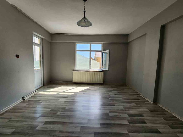 BÜYÜKÇEKMECE KUMBURGAZDA KIRALIK 2+1 GENIŞ DAIRE