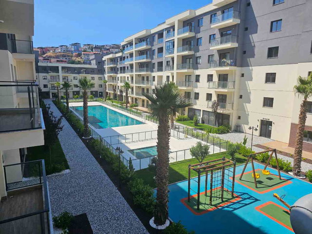 ÇIĞLI ŞIRINTEPE'DE HAVUZLU SITEDE, GENIŞ BALKONLU, LÜKS KIRALIK 1+1 DAIRE!