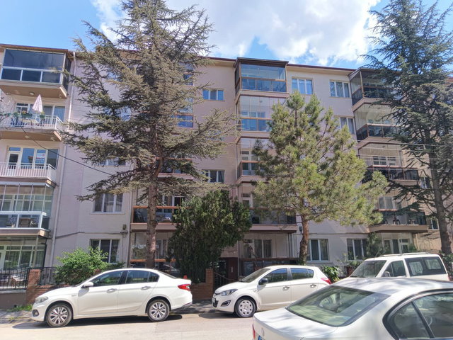 RE/MAX MOD'DAN VİŞNELİK GÜL SOKAK'TA ARA KAT SATILIK 3+1 DAİRE