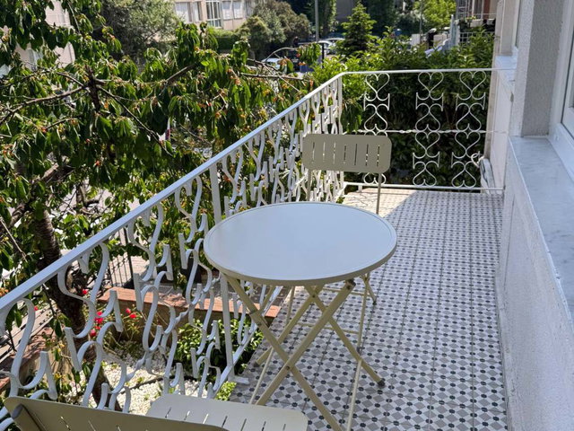 ETILER ÇAMLIKTA IÇI YENI LÜKS BEYAZ EŞYALI BALKONLU MOBILYALI VEYA BOŞ