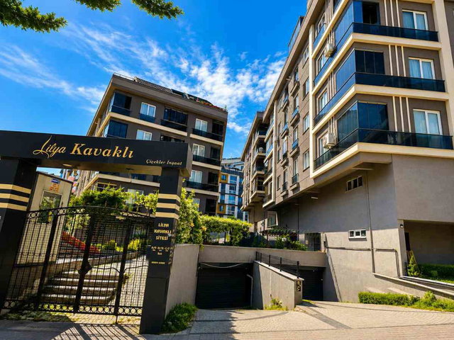 BEYLIKDÜZÜ KAVAKLI SITE İÇINDE GENIŞ BAHÇELI 2+1 SATILIK DAIRE