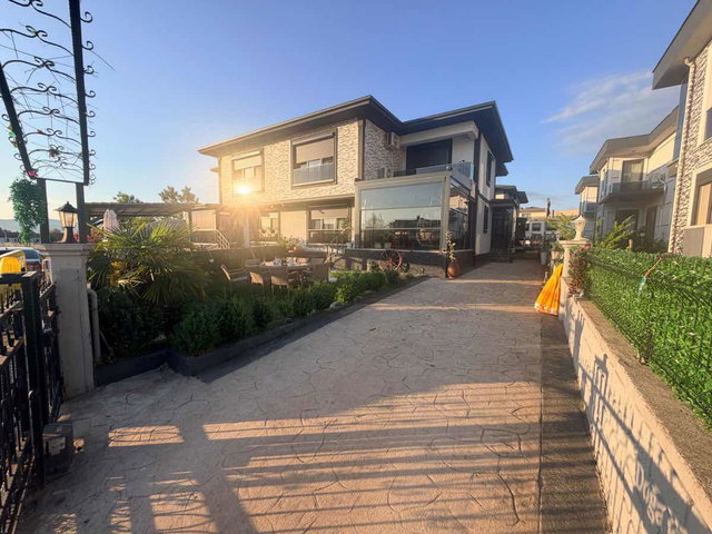 YENIKÖY'DE ÖZEL LOKASYONDA MÜSTAKIL TADINDA VILLA REMAX ÇAKRA