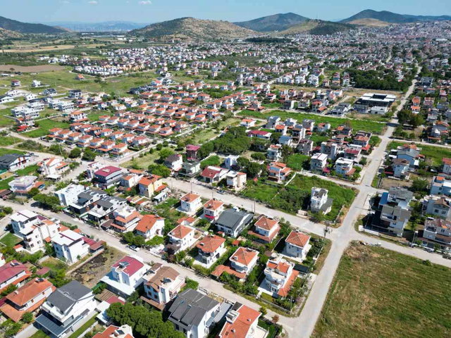 DİKİLİ İSMETPAŞA MAHALLESİ'NDE BAHÇELİ 3+1 İKİZ NİZAM VİLLA!