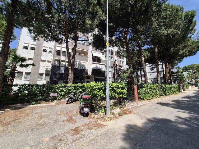 İKİÇEŞMELİK MERKEZİNDE BAKIMLI 3+1 KOMBİLİ ASANSÖRLÜ 140M2  DAİRE