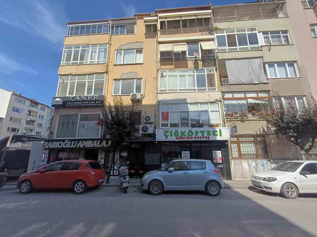 RÜSTEMPAŞA MAH. İSMET ACAR CADDESI ÜZERINDE SATILIK 2+1 DAIRE