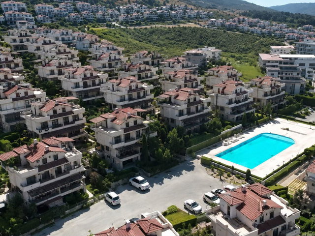 GÜZELBAHÇE KAHRAMANDERE’DE SİTE İÇİNDE DENİZ MANZARALI SATILIK VİLLA