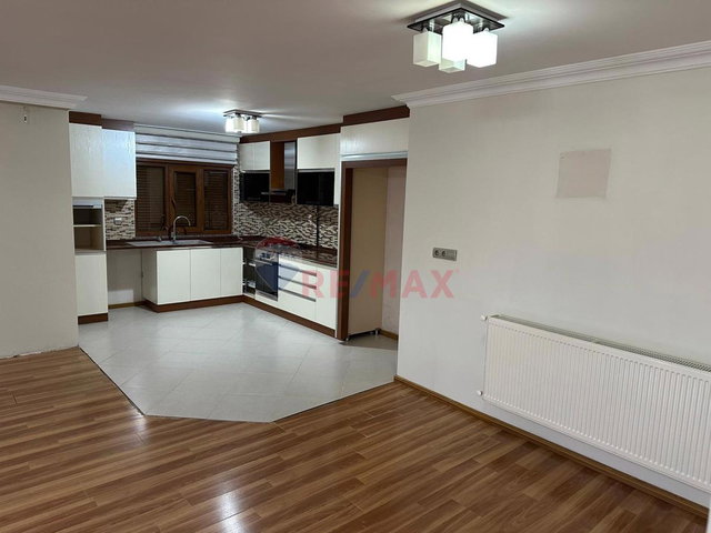 REMAX MODEL DEN ÇAMLIK CADDESİNDE HOME OFİS KULLANIMINA UYGUN 2+1 DAİRE