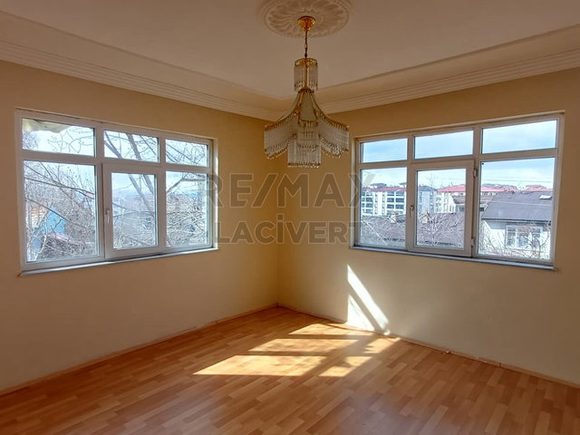 RE/MAX LACİVERT'TEN A.GAZİ'DE SATILIK 2+1 DAİRE