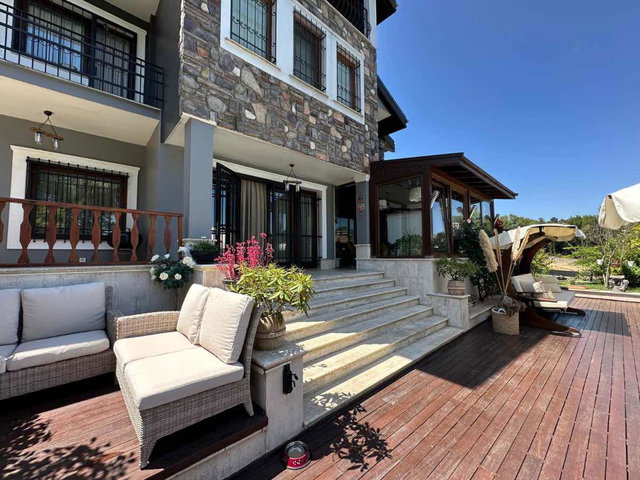 REŞADIYE' DE MÜSTAKIL 6+2 SATILIK VILLA 1900 M2 ARSA HAVUZLU