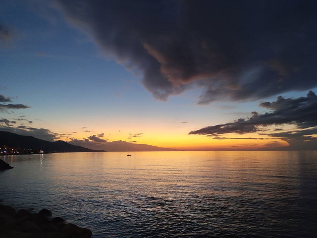HER KATTAN KESINTISIZ DENIZ MANZARALI , YERDEN ISITMALI, KREDIYE UYGUN PANORAMA VILLASI!