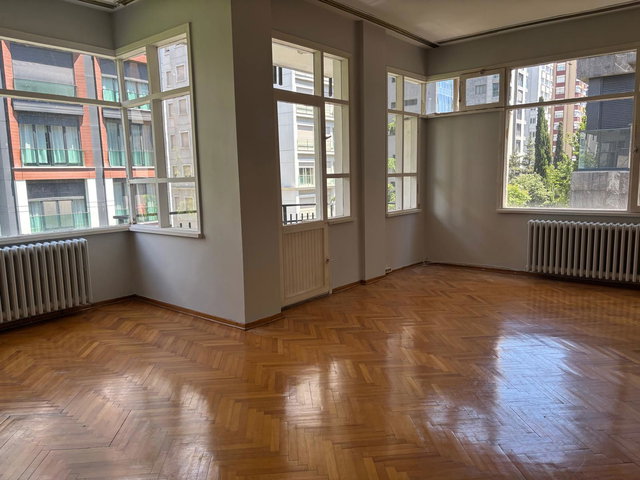 BAĞDAT CADDESİ  TAŞMEKTEP SOKAKTA 3+1 BALKONLU DAİRE