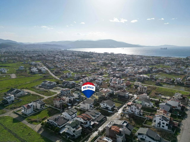 DİKİLİ CUMHURİYET MAHALLESİNDE DENİZE YAKIN AYRI MUTFAKLI SIFIR 4+1 TRİPLEKS VİLLA