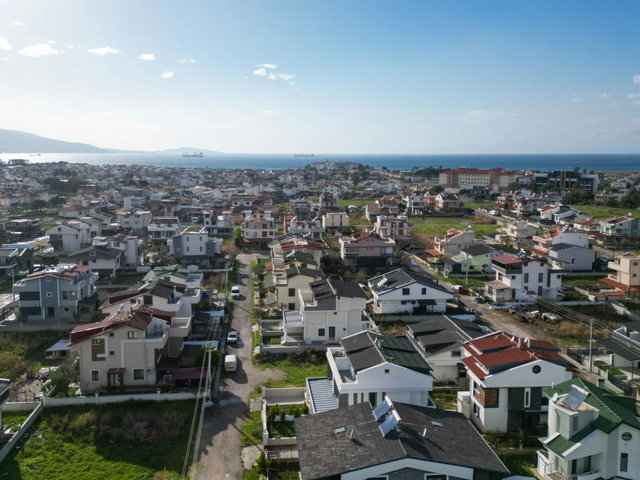 DİKİLİ CUMHURİYET MAHALLESİNDE DENİZE YAKIN AYRI MUTFAKLI SIFIR 4+1 TRİPLEKS VİLLA