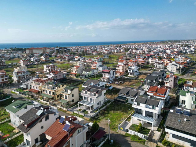 DİKİLİ CUMHURİYET MAHALLESİNDE DENİZE YAKIN AYRI MUTFAKLI SIFIR 4+1 TRİPLEKS VİLLA