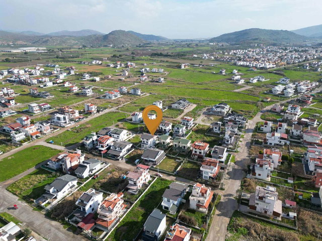 DİKİLİ CUMHURİYET MAHALLESİNDE DENİZE YAKIN AYRI MUTFAKLI SIFIR 4+1 TRİPLEKS VİLLA